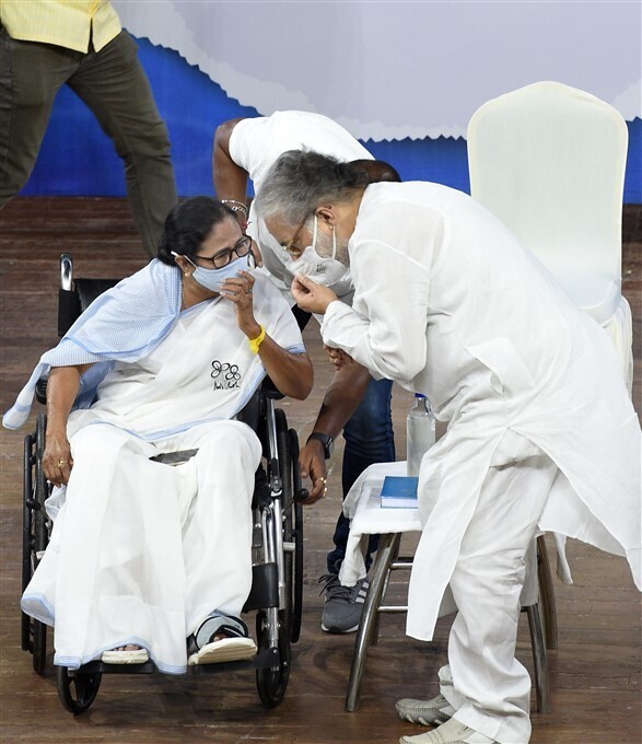 നോര്‍ത്ത് കൊല്‍ക്കത്തിയില്‍ ഓണ്‍ലൈന്‍ വഴി സംഘടിപ്പിച്ച തിരഞ്ഞെടുപ്പ് റാലിയില്‍ പങ്കെടുക്കുന്ന മമത ബാനര്‍ജി: ചിത്രങ്ങള്‍