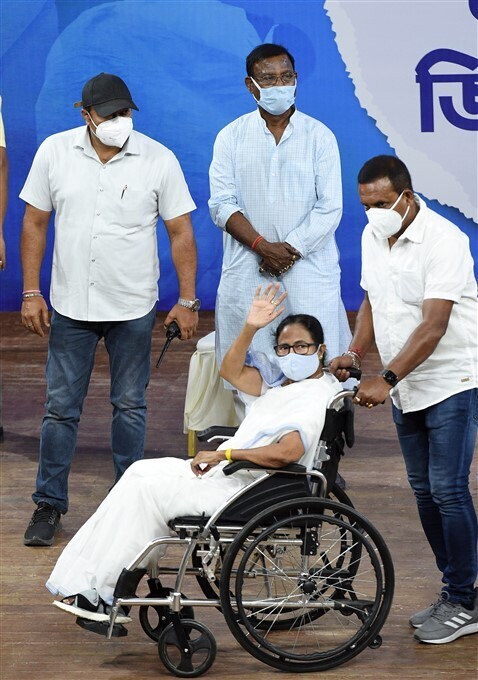 നോര്‍ത്ത് കൊല്‍ക്കത്തിയില്‍ ഓണ്‍ലൈന്‍ വഴി സംഘടിപ്പിച്ച തിരഞ്ഞെടുപ്പ് റാലിയില്‍ പങ്കെടുക്കുന്ന മമത ബാനര്‍ജി: ചിത്രങ്ങള്‍