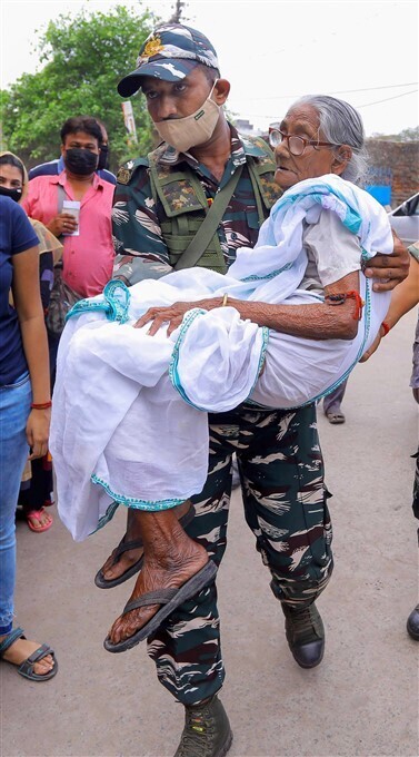 പശ്ചിമബംഗാളിൽ വോട്ടെടുപ്പ് പുരോഗമിക്കുന്നു, ചിത്രങ്ങൾ കാണാം