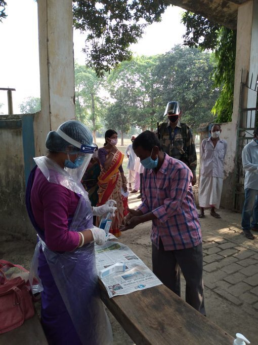 ബംഗാളില്‍ ഏഴാംഘട്ട പോളിങ് പുരോഗമിക്കുന്നു: ചിത്രങ്ങള്‍