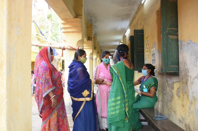 ബംഗാളില്‍ ഏഴാംഘട്ട പോളിങ് പുരോഗമിക്കുന്നു: ചിത്രങ്ങള്‍