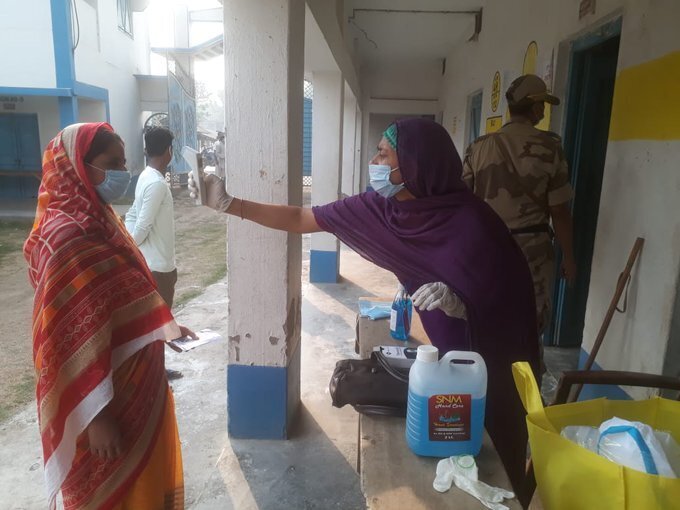 ബംഗാളില്‍ ഏഴാംഘട്ട പോളിങ് പുരോഗമിക്കുന്നു: ചിത്രങ്ങള്‍