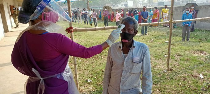 ബംഗാളില്‍ ഏഴാംഘട്ട പോളിങ് പുരോഗമിക്കുന്നു: ചിത്രങ്ങള്‍