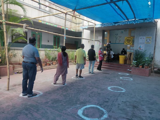 ബംഗാളില്‍ ഏഴാംഘട്ട പോളിങ് പുരോഗമിക്കുന്നു: ചിത്രങ്ങള്‍