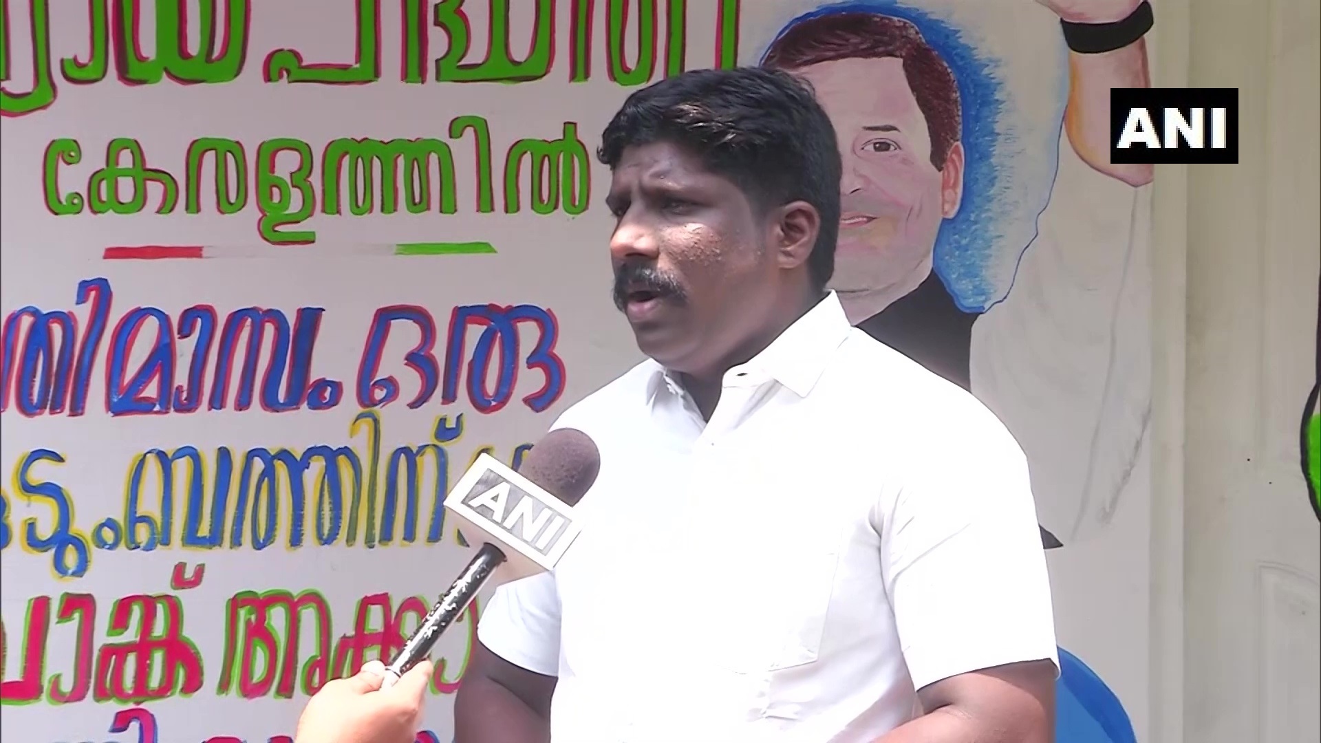 കോണ്‍ഗ്രസ് നേതാക്കളുടെ ചിത്രങ്ങള്‍ വീടിന്റെ ചുവരില്‍ വരച്ച് വൈപ്പിനിലെ യൂത്ത് കോണ്‍ഗ്രസ് പ്രവര്‍ത്തകന്‍, ചിത്രങ്ങൾ കാണാം