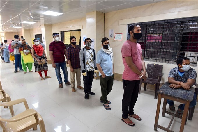 ಚಿತ್ರಗಳು: ಭಾರತದಾದ್ಯಂತ 18 ವರ್ಷ ಮೇಲ್ಪಟ್ಟವರಿಗೆ ಕೋವಿಡ್-19 ಮೂರನೇ ಹಂತದ ವ್ಯಾಕ್ಸಿನೇಷನ್
