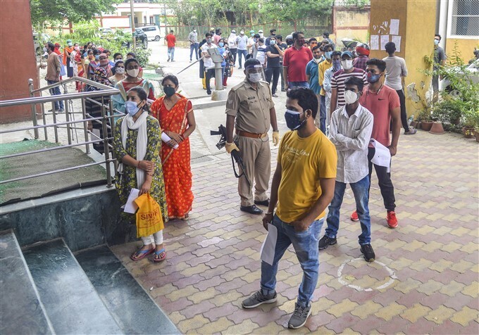 ಚಿತ್ರಗಳು: ಭಾರತದಾದ್ಯಂತ 18 ವರ್ಷ ಮೇಲ್ಪಟ್ಟವರಿಗೆ ಕೋವಿಡ್-19 ಮೂರನೇ ಹಂತದ ವ್ಯಾಕ್ಸಿನೇಷನ್