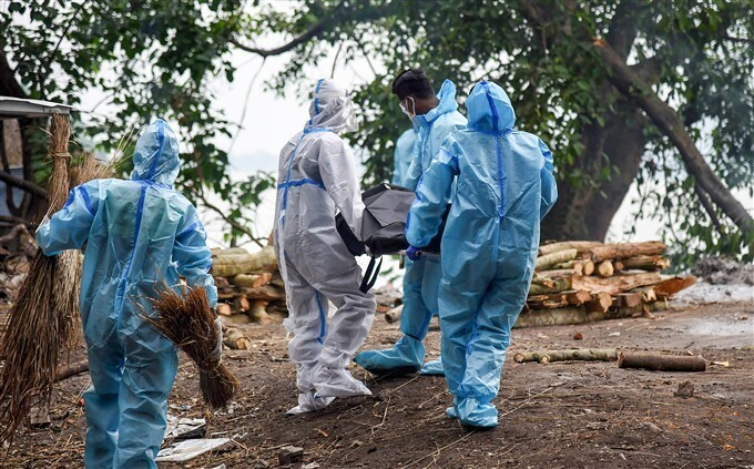 ಚಿತ್ರಗಳು: ಕೋವಿಡ್ 19ನಿಂದ ಮೃತಪಟ್ಟವರ ಅಂತ್ಯಕ್ರಿಯೆ