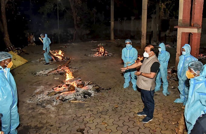 ಚಿತ್ರಗಳು: ಕೋವಿಡ್ 19ನಿಂದ ಮೃತಪಟ್ಟವರ ಅಂತ್ಯಕ್ರಿಯೆ