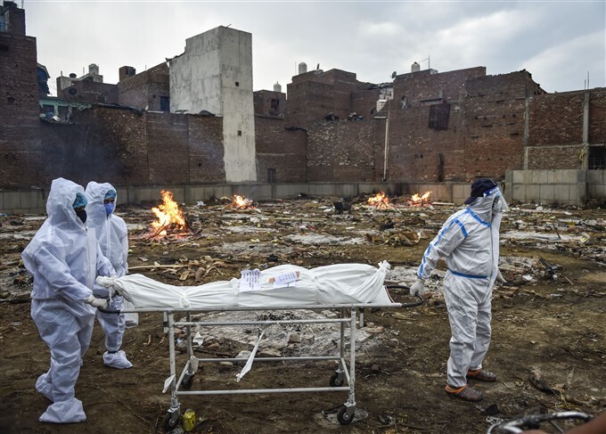 ಚಿತ್ರಗಳು: ಕೋವಿಡ್ 19ನಿಂದ ಮೃತಪಟ್ಟವರ ಅಂತ್ಯಕ್ರಿಯೆ