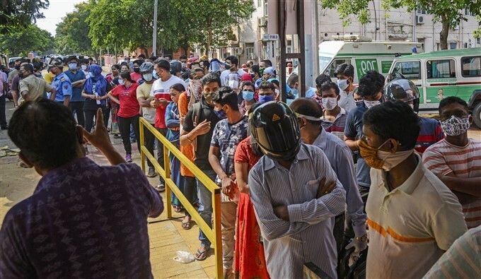 കൊവിഡ് വാക്‌സിനേഷന്‍ മൂന്നാംഘട്ടം രാജ്യത്ത് തുടരുന്നു; ചിത്രങ്ങള്‍ കാണാം