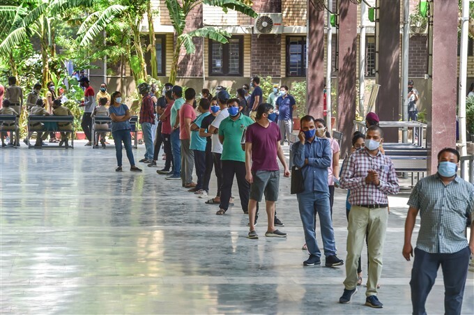 കൊവിഡ് വാക്‌സിനേഷന്‍ മൂന്നാംഘട്ടം രാജ്യത്ത് തുടരുന്നു; ചിത്രങ്ങള്‍ കാണാം