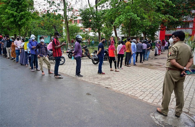 കൊവിഡ് വാക്‌സിനേഷന്‍ മൂന്നാംഘട്ടം രാജ്യത്ത് തുടരുന്നു; ചിത്രങ്ങള്‍ കാണാം