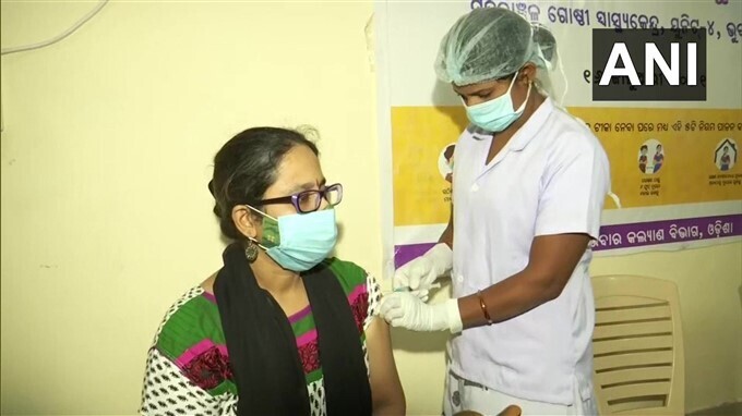 കൊവിഡ് വാക്‌സിനേഷന്‍ മൂന്നാംഘട്ടം രാജ്യത്ത് തുടരുന്നു; ചിത്രങ്ങള്‍ കാണാം