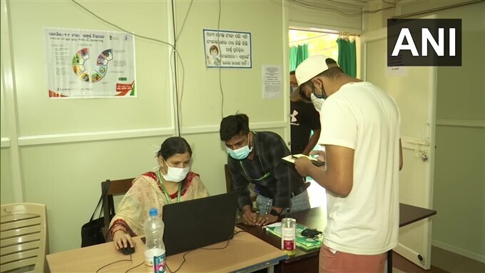 കൊവിഡ് വാക്‌സിനേഷന്‍ മൂന്നാംഘട്ടം രാജ്യത്ത് തുടരുന്നു; ചിത്രങ്ങള്‍ കാണാം