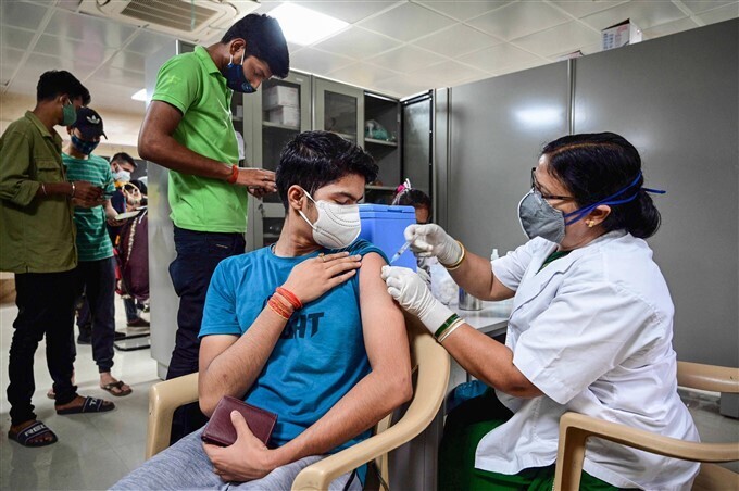 കൊവിഡ് വാക്‌സിനേഷന്‍ മൂന്നാംഘട്ടം രാജ്യത്ത് തുടരുന്നു; ചിത്രങ്ങള്‍ കാണാം