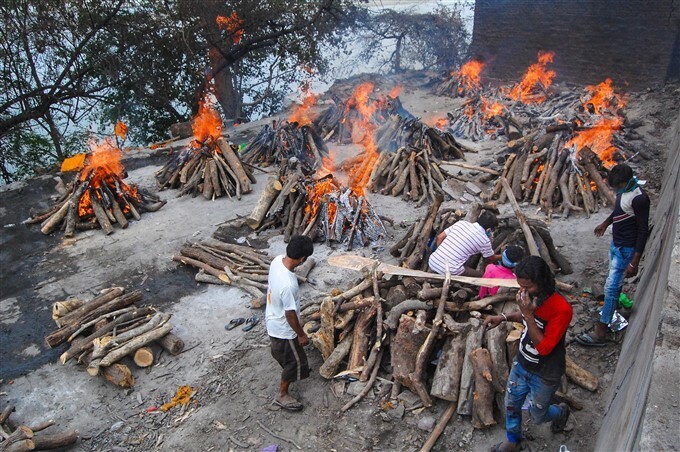 കൊവിഡ് വ്യാപനം രൂക്ഷമാകുന്നു രാജ്യത്തിന്റെ വിവിധ ഭാഗങ്ങളില്‍ നിന്നുള്ള ചിത്രങ്ങള്‍ കാണാം