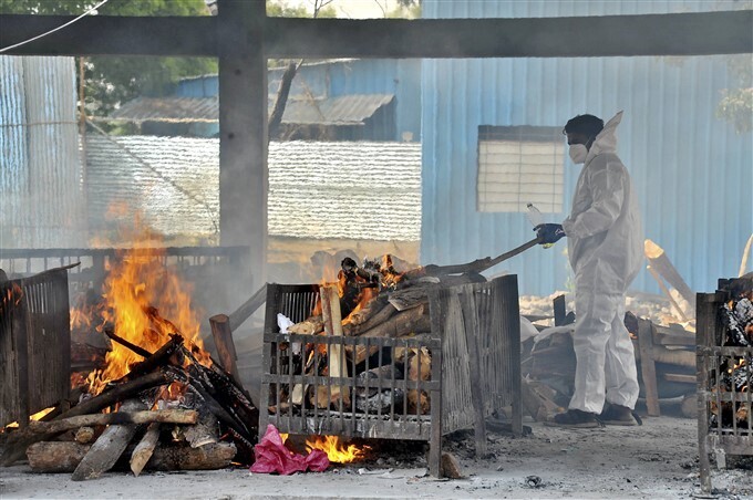 കൊവിഡ് വ്യാപനം രൂക്ഷമാകുന്നു രാജ്യത്തിന്റെ വിവിധ ഭാഗങ്ങളില്‍ നിന്നുള്ള ചിത്രങ്ങള്‍ കാണാം
