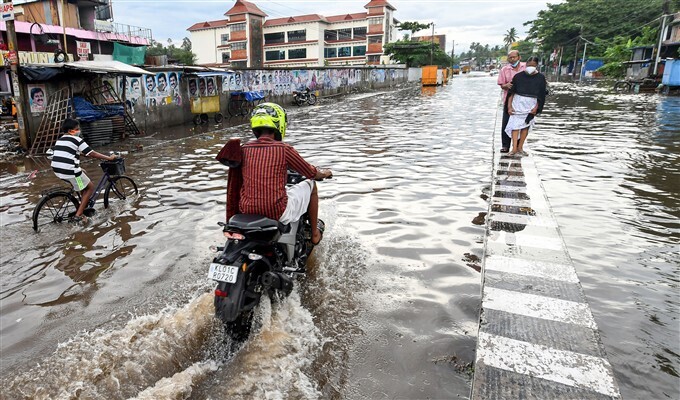 കനത്ത മഴയില്‍ വെള്ളക്കെട്ടായ തിരുവനന്തപുരം നഗരം, ചിത്രങ്ങള്‍ കാണാം