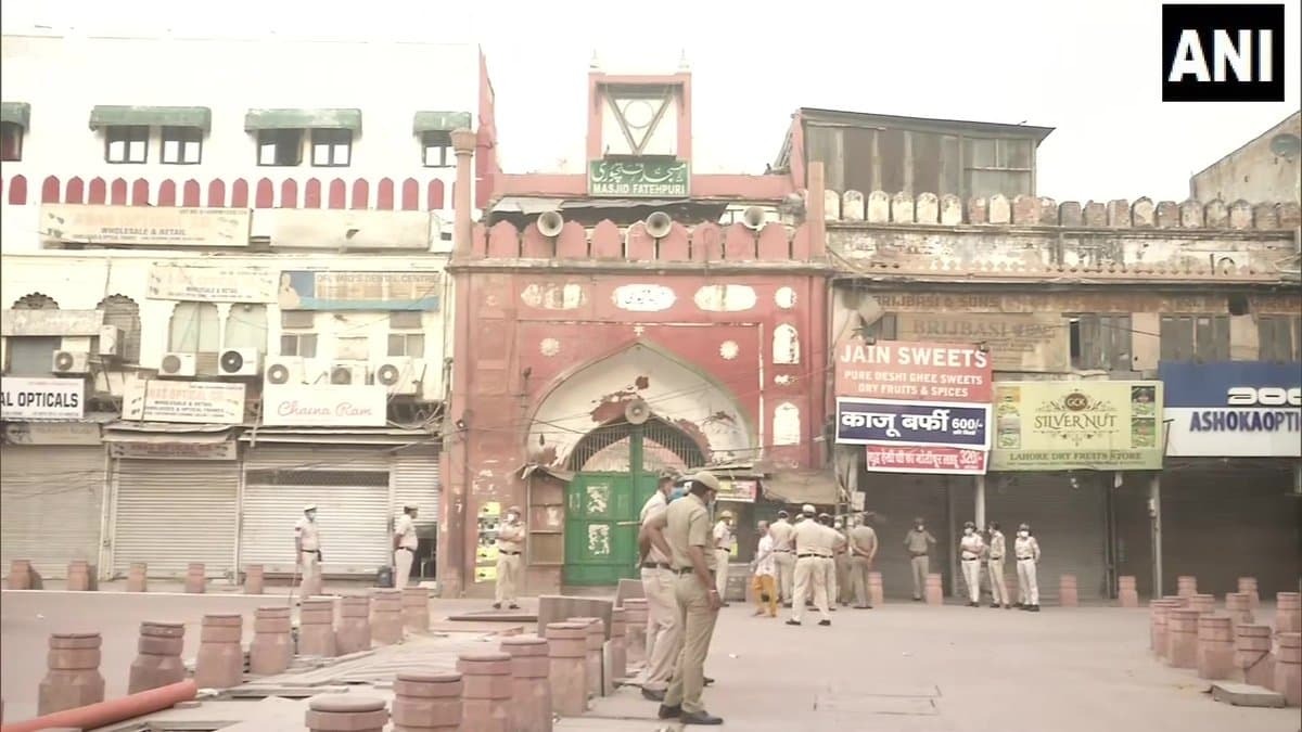 കൊറോണ നിയന്ത്രണങ്ങള്‍ കാരണം ആളൊഴിഞ്ഞ് പള്ളികള്‍: ചെറിയ പെരുന്നാള്‍ ദിനത്തിലെ കാഴ്ചകള്‍