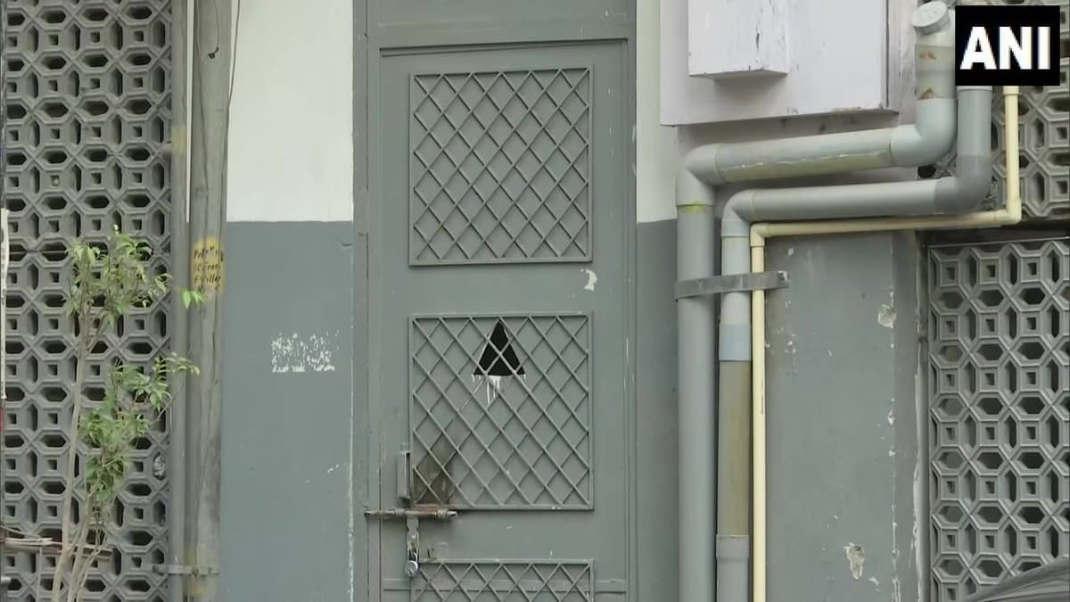 കൊറോണ നിയന്ത്രണങ്ങള്‍ കാരണം ആളൊഴിഞ്ഞ് പള്ളികള്‍: ചെറിയ പെരുന്നാള്‍ ദിനത്തിലെ കാഴ്ചകള്‍