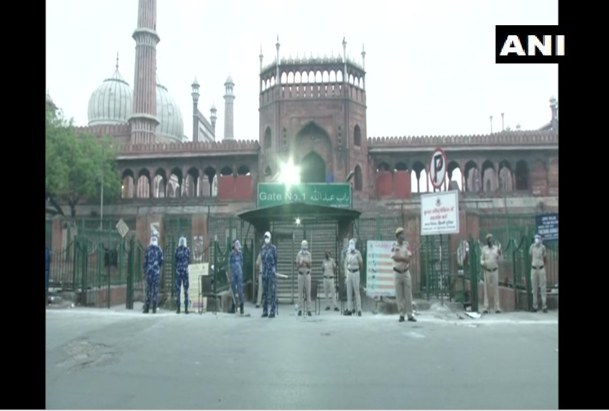 കൊറോണ നിയന്ത്രണങ്ങള്‍ കാരണം ആളൊഴിഞ്ഞ് പള്ളികള്‍: ചെറിയ പെരുന്നാള്‍ ദിനത്തിലെ കാഴ്ചകള്‍