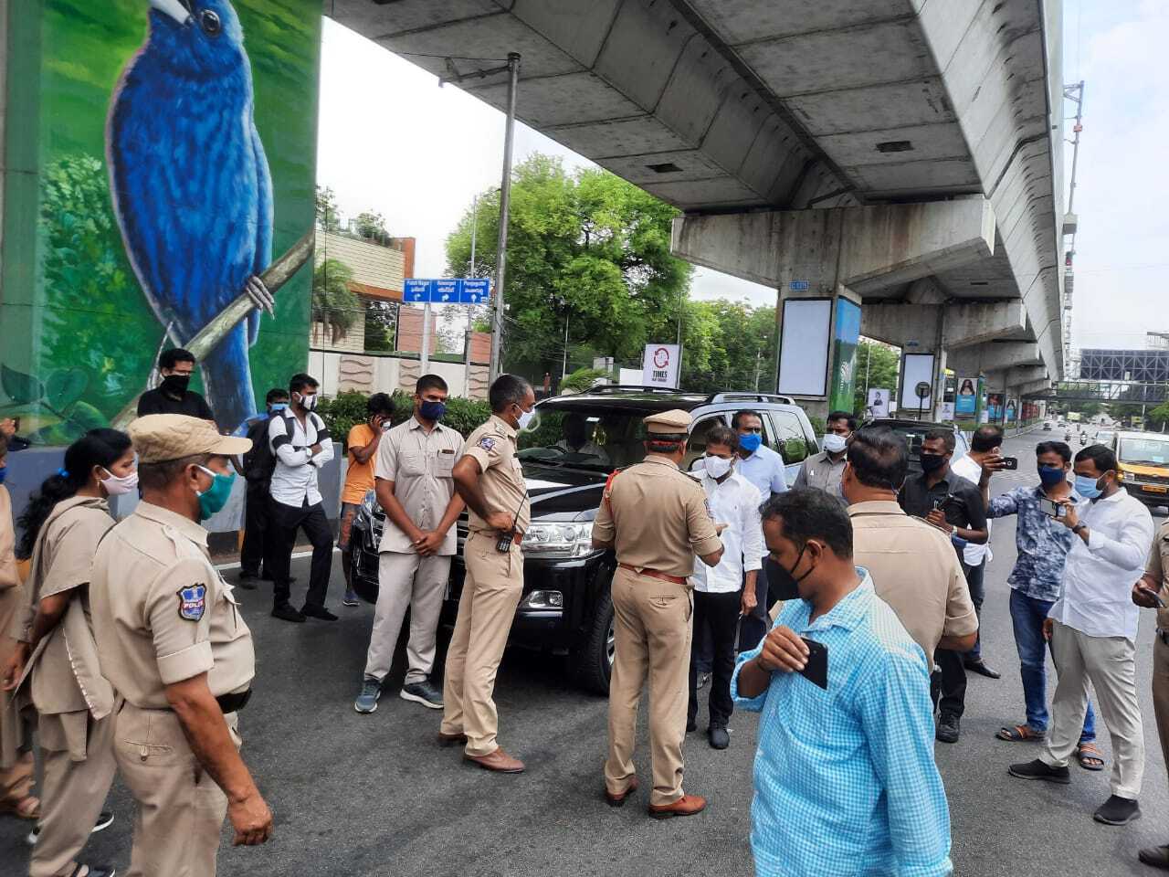 పేదలకు అన్నదానం చేసేందుకు వెళుతున్న ఎంపీ రేవంత్‌ను అడ్డుకున్న పోలీసులు