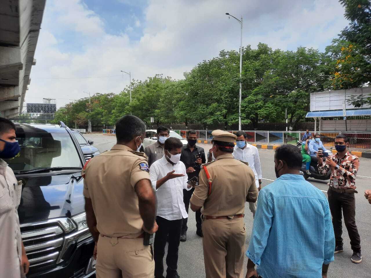 పేదలకు అన్నదానం చేసేందుకు వెళుతున్న ఎంపీ రేవంత్‌ను అడ్డుకున్న పోలీసులు
