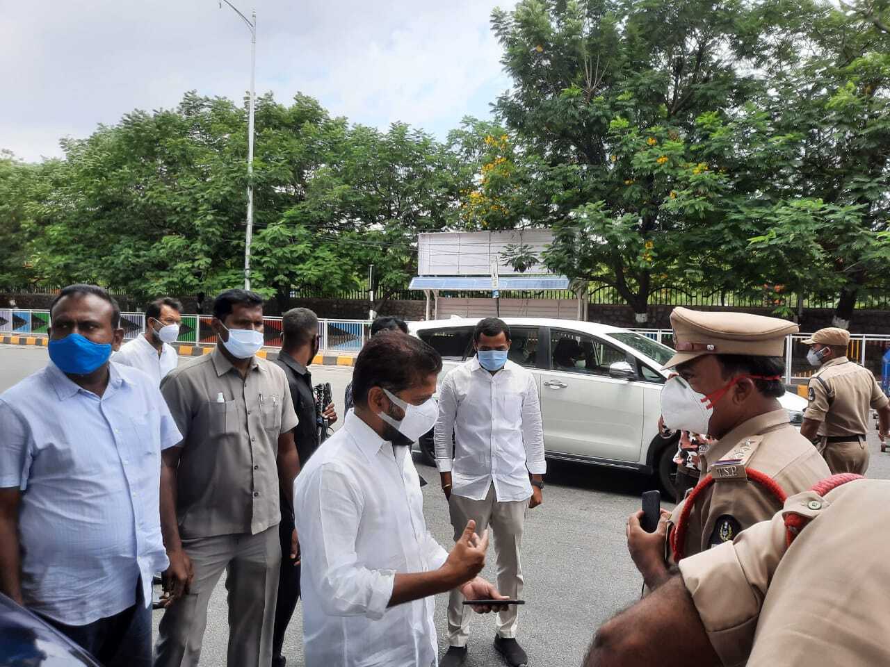 పేదలకు అన్నదానం చేసేందుకు వెళుతున్న ఎంపీ రేవంత్‌ను అడ్డుకున్న పోలీసులు