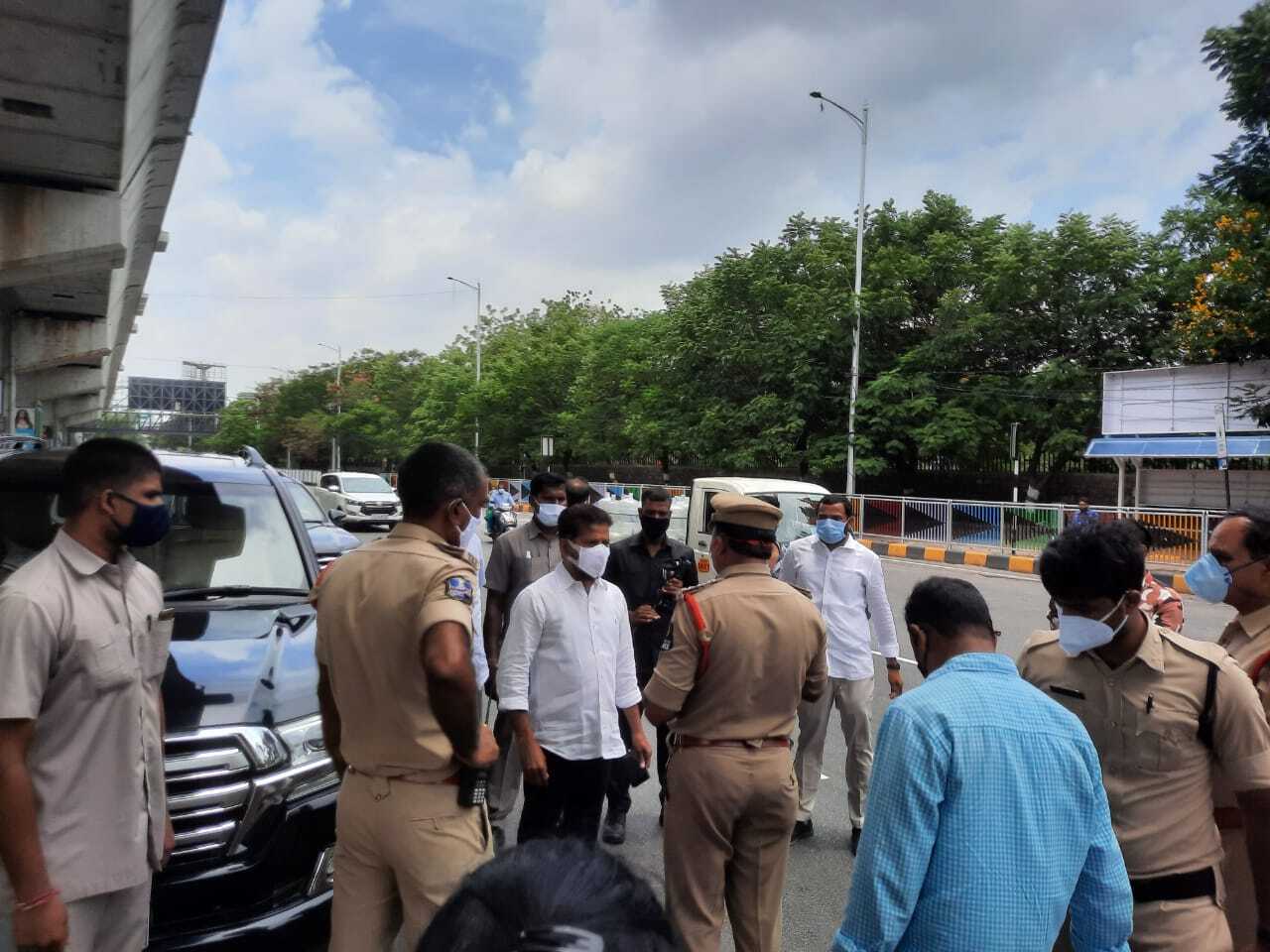 పేదలకు అన్నదానం చేసేందుకు వెళుతున్న ఎంపీ రేవంత్‌ను అడ్డుకున్న పోలీసులు
