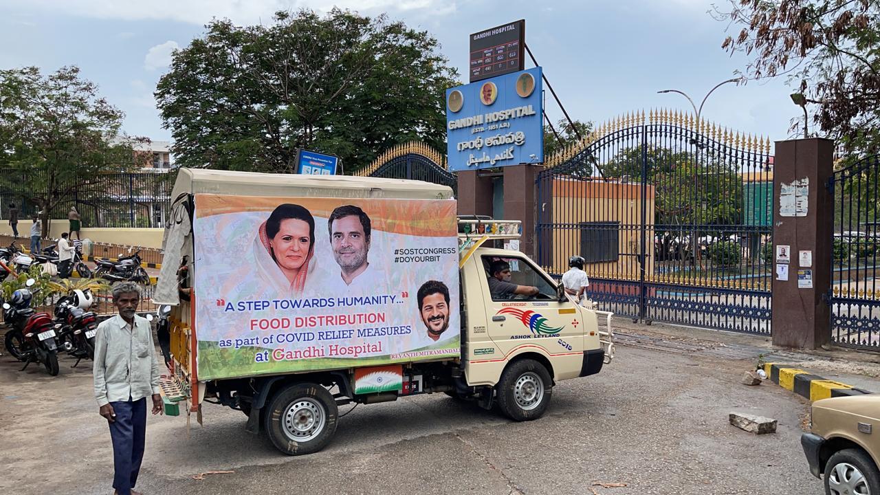 గాంధీ హాస్పిటల్‌ వద్ద రేవంత్ రెడ్డి నేతృత్వంలో పేదలకు అన్నదానం