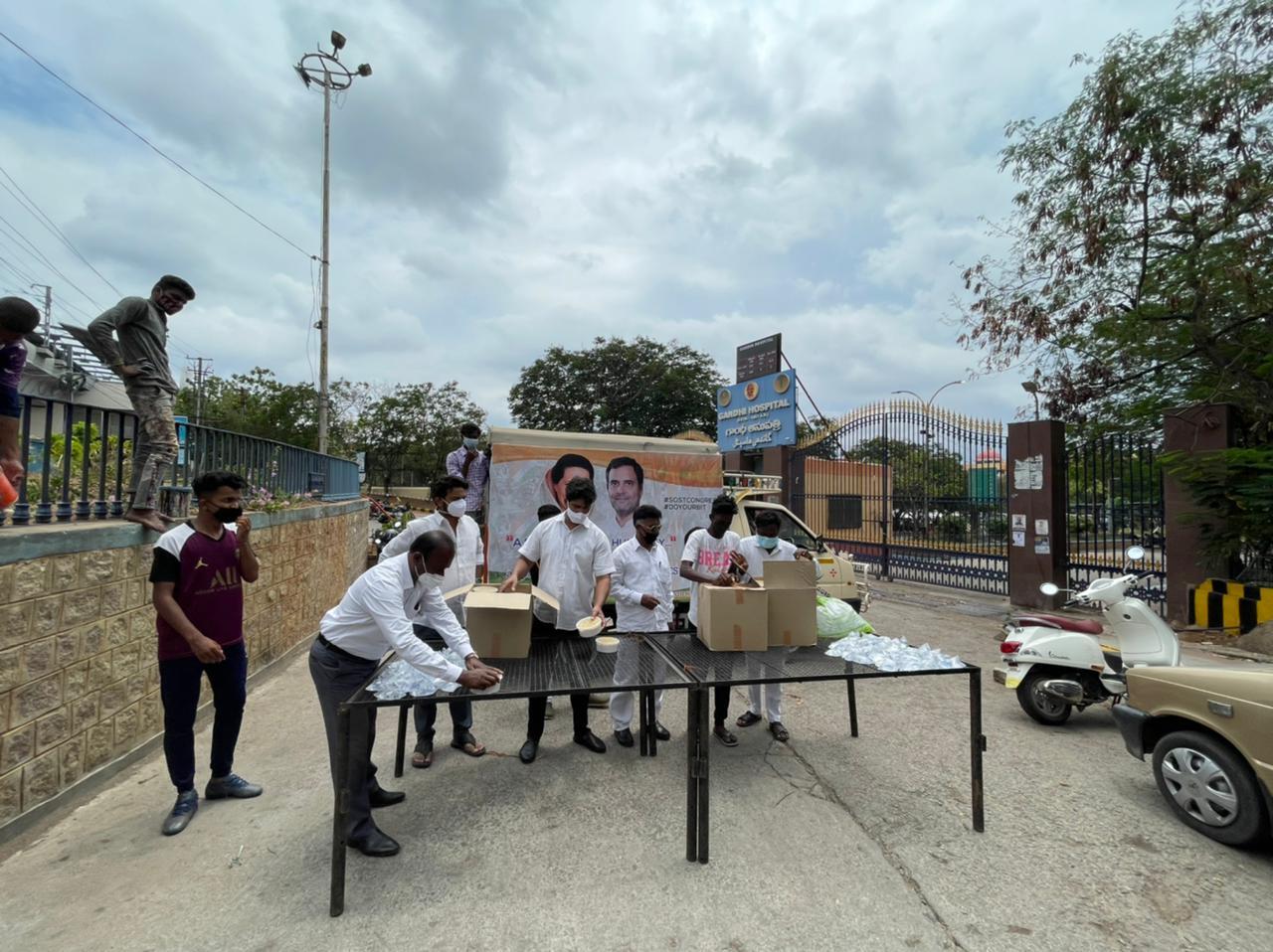 గాంధీ హాస్పిటల్‌ వద్ద రేవంత్ రెడ్డి నేతృత్వంలో పేదలకు అన్నదానం