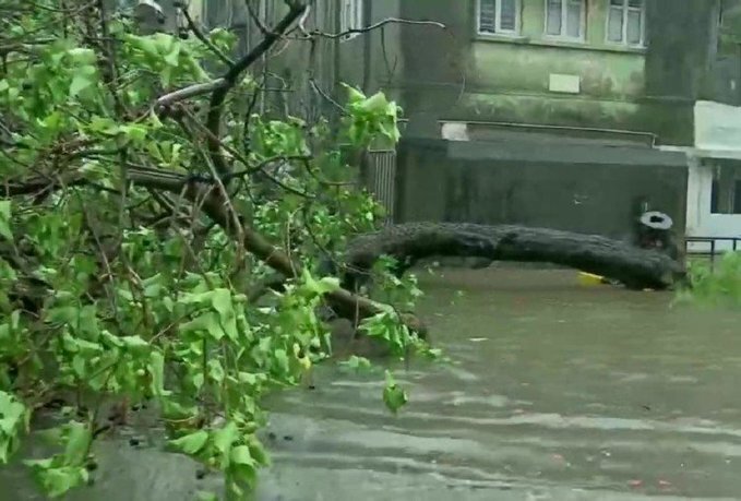 ഗുജറാത്തില്‍ നാശം വിതച്ച് ടൗട്ടെ ചുഴലിക്കാറ്റ്, ചിത്രങ്ങള്‍