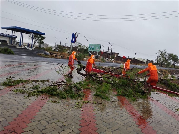 ഗുജറാത്തില്‍ നാശം വിതച്ച് ടൗട്ടെ ചുഴലിക്കാറ്റ്, ചിത്രങ്ങള്‍