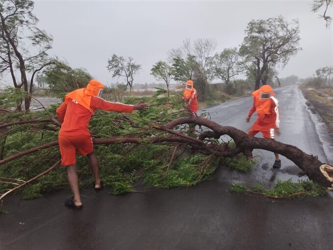 ഗുജറാത്തില്‍ നാശം വിതച്ച് ടൗട്ടെ ചുഴലിക്കാറ്റ്, ചിത്രങ്ങള്‍