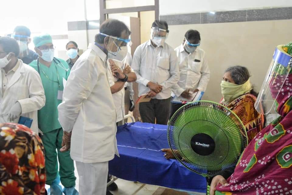 వరంగల్‌లోని ఎంజీఎం ఆస్పత్రిని సందర్శించి కోవిడ్ పేషెంట్లతో మాట్లాడిన సీఎం కేసీఆర్