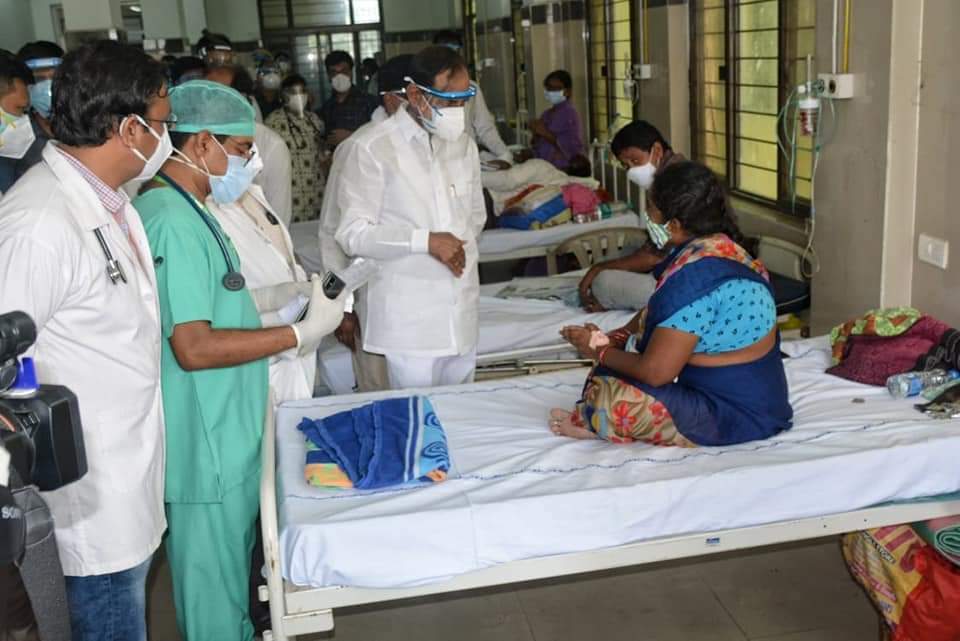 వరంగల్‌లోని ఎంజీఎం ఆస్పత్రిని సందర్శించి కోవిడ్ పేషెంట్లతో మాట్లాడిన సీఎం కేసీఆర్
