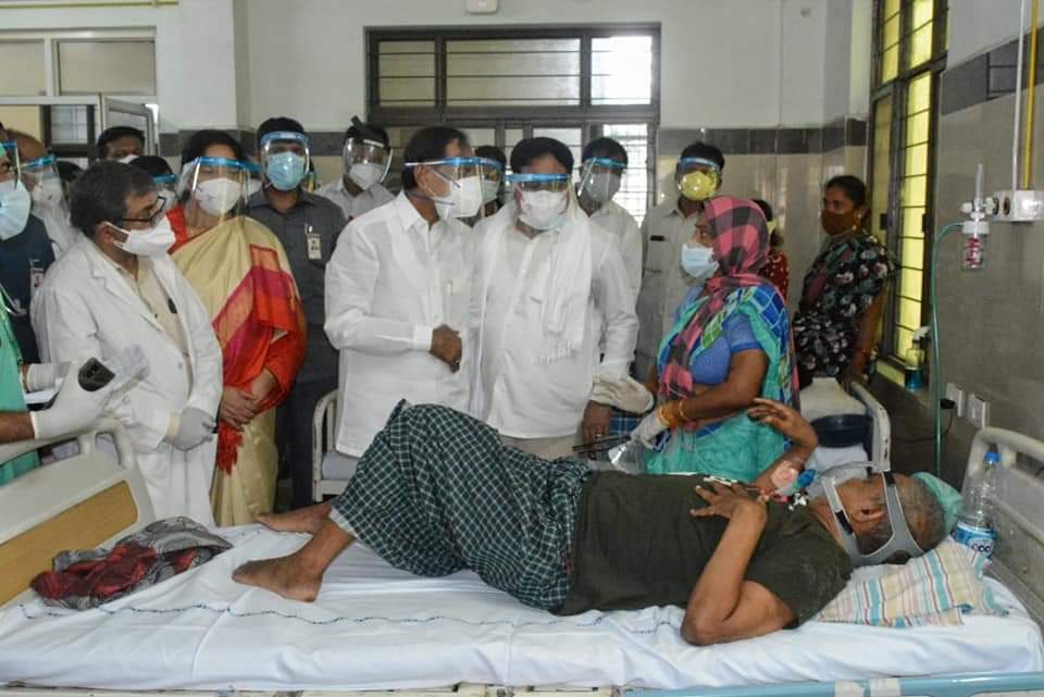 వరంగల్‌లోని ఎంజీఎం ఆస్పత్రిని సందర్శించి కోవిడ్ పేషెంట్లతో మాట్లాడిన సీఎం కేసీఆర్