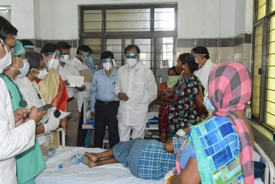 వరంగల్‌లోని ఎంజీఎం ఆస్పత్రిని సందర్శించి కోవిడ్ పేషెంట్లతో మాట్లాడిన సీఎం కేసీఆర్