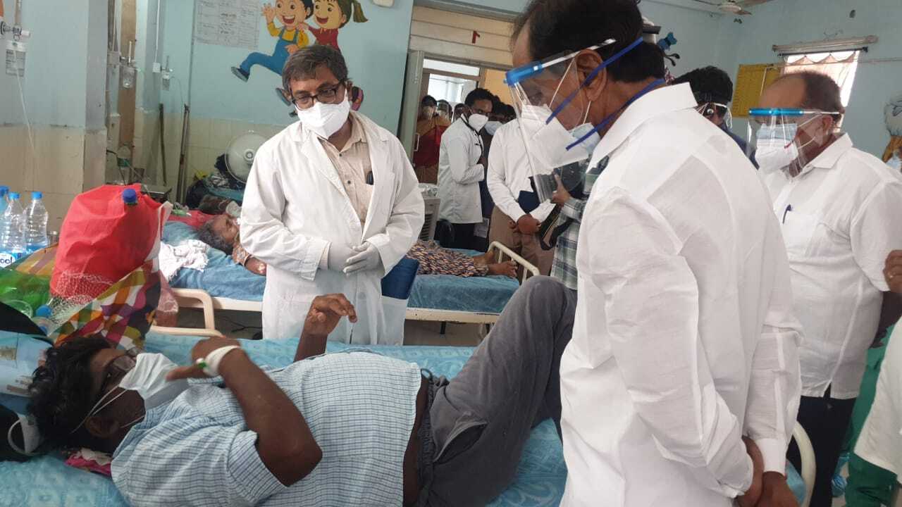 వరంగల్‌లోని ఎంజీఎం ఆస్పత్రిని సందర్శించి కోవిడ్ పేషెంట్లతో మాట్లాడిన సీఎం కేసీఆర్