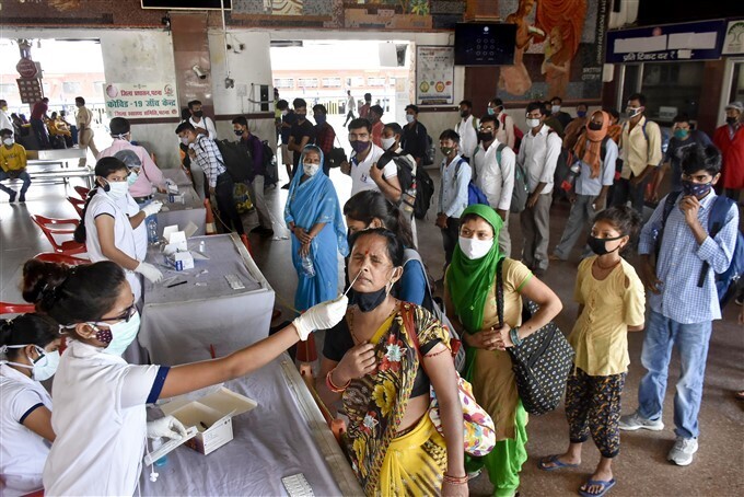 കൊവിഡ് രണ്ടാംതരംഗം; രാജ്യ വ്യാപകമായുള്ള പരിശോധന തുടരുന്നു, ചിത്രങ്ങള്‍