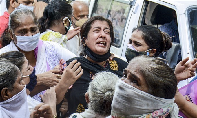 താനെയില്‍ റെസിഡന്‍ഷ്യല്‍ കെട്ടിടം തകര്‍ന്ന് വീണ് അപകടം, ചിത്രങ്ങള്‍