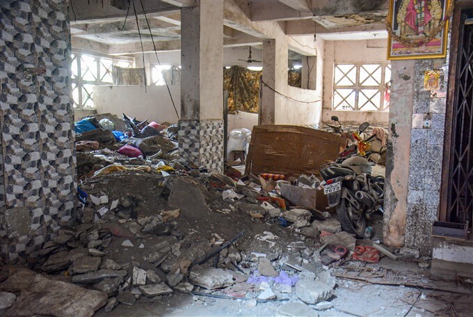 താനെയില്‍ റെസിഡന്‍ഷ്യല്‍ കെട്ടിടം തകര്‍ന്ന് വീണ് അപകടം, ചിത്രങ്ങള്‍