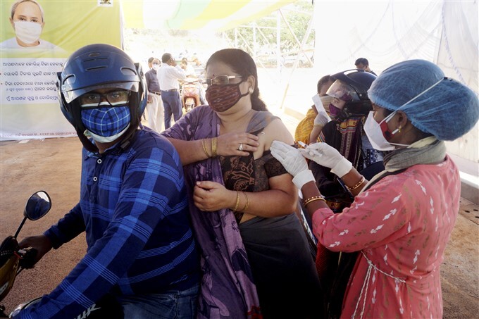 Covid-19 2nd wave: Citizens Receive COVID-19 vaccine During third phase Of vaccination Across Indian, 12/05/2021