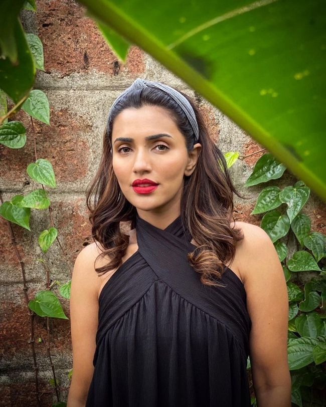 അക്ഷര ഗൗഡയുടെ കിടിലന്‍ ഫോട്ടോകള്‍ കാണാം