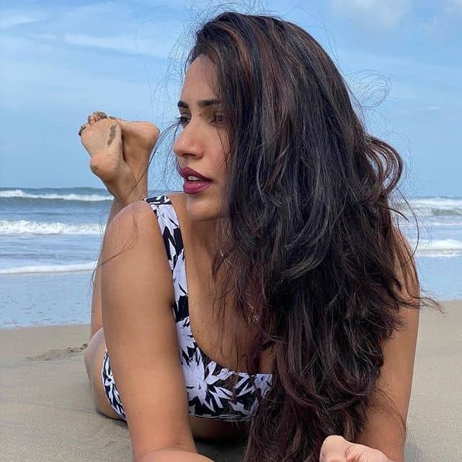 അക്ഷര ഗൗഡയുടെ കിടിലന്‍ ഫോട്ടോകള്‍ കാണാം