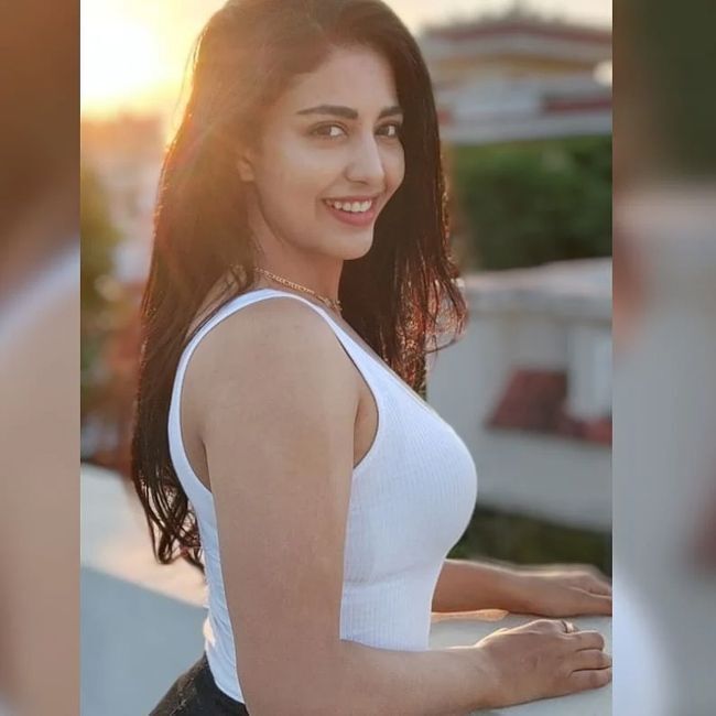 വേറിട്ട ലുക്കില്‍ നടി ദക്ഷ നാഗര്‍ക്കര്‍: ചിത്രങ്ങള്‍ കാണാം