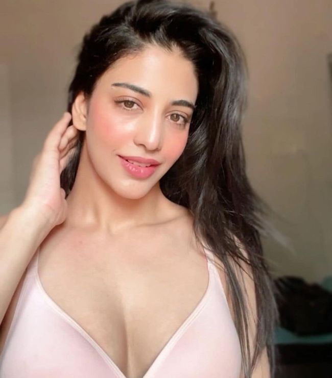 വേറിട്ട ലുക്കില്‍ നടി ദക്ഷ നാഗര്‍ക്കര്‍: ചിത്രങ്ങള്‍ കാണാം