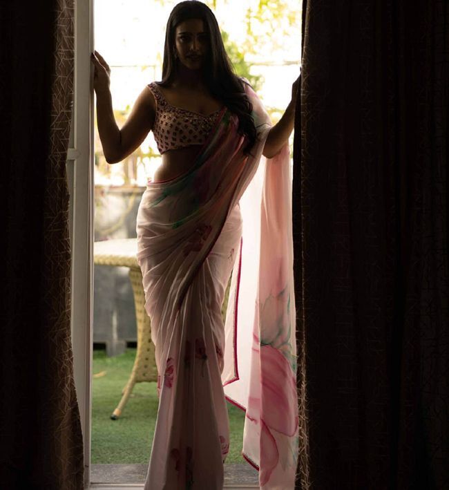 വേറിട്ട ലുക്കില്‍ നടി ദക്ഷ നാഗര്‍ക്കര്‍: ചിത്രങ്ങള്‍ കാണാം