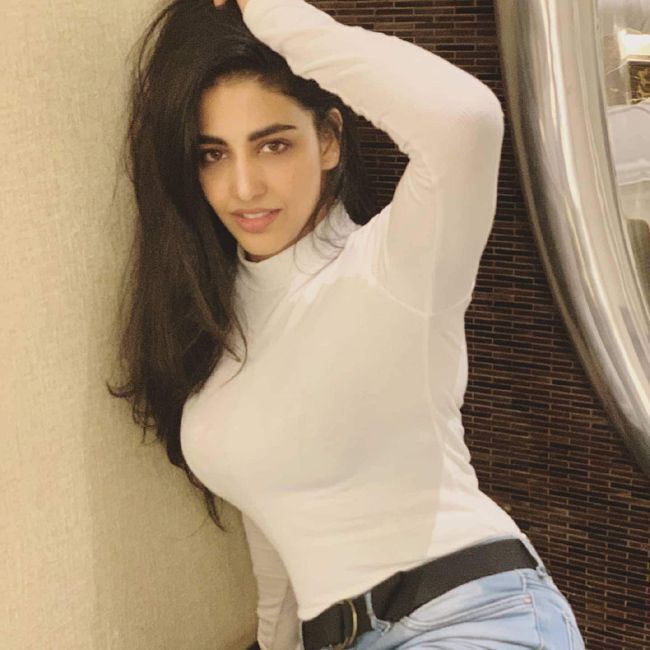 വേറിട്ട ലുക്കില്‍ നടി ദക്ഷ നാഗര്‍ക്കര്‍: ചിത്രങ്ങള്‍ കാണാം